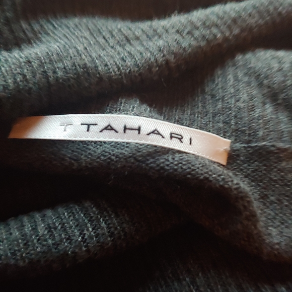 Cold Shoulder Sweater by Tahari NWOT - Picture 5 of 9